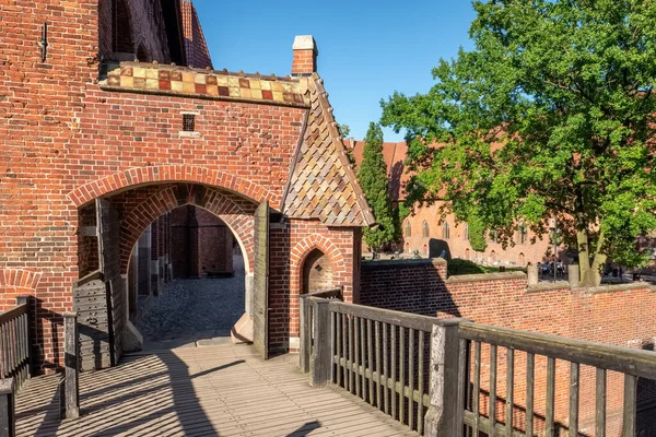 Entrada para o Castelo Teutônico em Malbork ou Marienburg no verão na Polônia — Fotografia de Stock