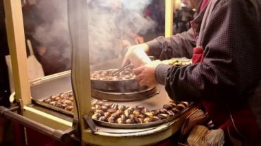 Türkiye 'nin İstanbul kentinde kimliği belirsiz Türk adam dumanla tatlı kestane satıyor.