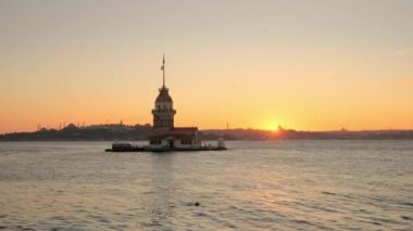 İstanbul, Türkiye 'de gün batımında Bakire Kulesi