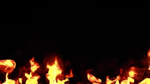 Siyah arka plan dumanlı gerçek ateş alevleri. — Stok video