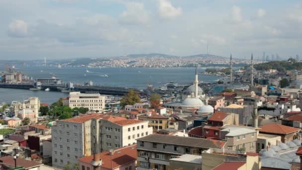 Galata BridgeとYeni Cami Mosqueがあるイスタンブールの屋上ビュー — ストック動画