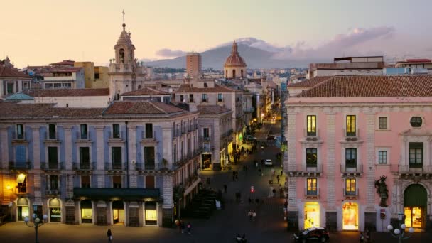 Город Катания с вулканом Этна на заднем плане при свете, Сицилия, Италия — стоковое видео