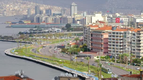 Izmir costa paisaje urbano con carretera de tráfico ocupado, Turquía — Vídeos de Stock