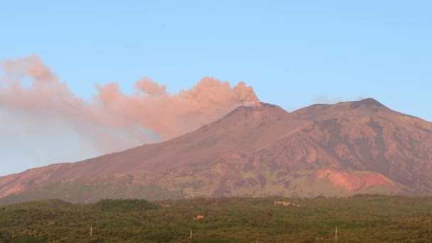 Erupce sopka Etna při východu slunce na Sicílii, Ital — Stock video