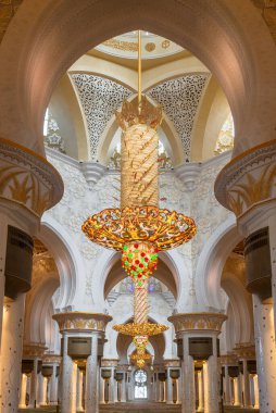 Şeyh Zayed Camii 'nin içi ve Abu Dabi' deki dünyanın en büyük avizesi.