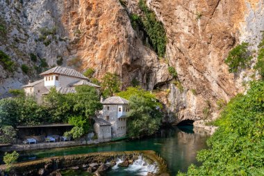 BH 'nin Blagaj kentinde güneşli bir yaz gününde Bu bahar yakınlarındaki bir mağaraya sahip Derviş evi