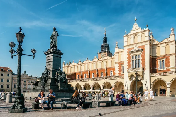 Centro da cidade velha com monumento de Adam Mickiewicz na praça principal do mercado em Cracóvia — Fotografia de Stock
