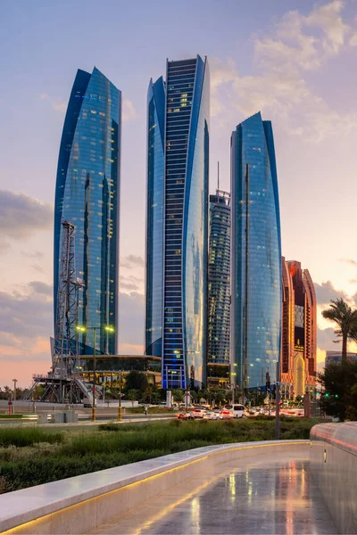 Arranha-céus modernos em Abu Dhabi ao pôr do sol Emirados Árabes Unidos — Fotografia de Stock