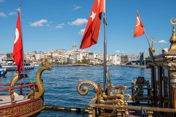 Barcos tradicionales de pan de pescado con banderas turcas en el distrito de Eminonu en Estambul — Foto de Stock
