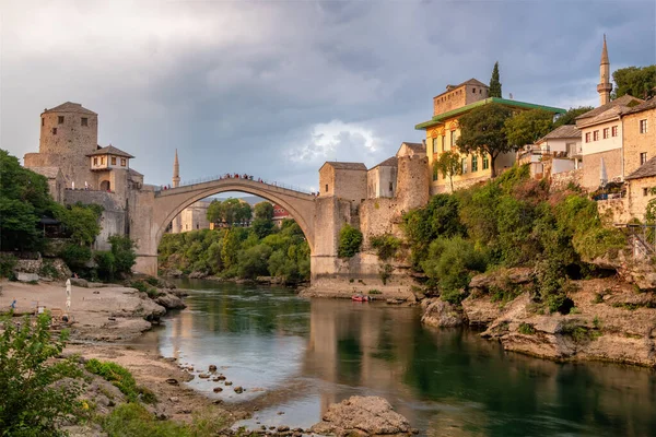 Stari La maggior parte del ponte al tramonto nel centro storico di Mostar, BIH — Foto Stock
