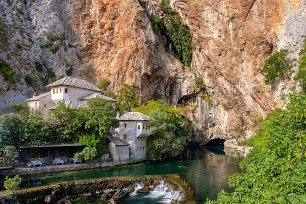 Dervish house on Buna spring with a cave nearby in a sunny summer day in Blagaj, BiH — Stock Photo, Image