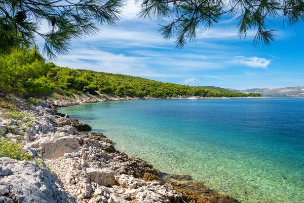 Скалистый берег с бирюзовой морской водой в Хорватии — стоковое фото