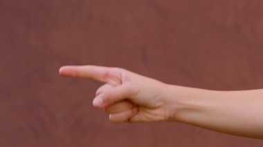 Kahverengi arka planda çocuklar birden beşe kadar sayıyor.