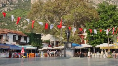 Türkiye 'nin Akdeniz kenti Kas' ta Cumhuriyet Meydanı yavaş dönüyor
