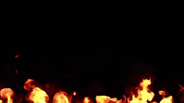 Skutečný oheň plameny s kouřem na černém pozadí. — Stock video