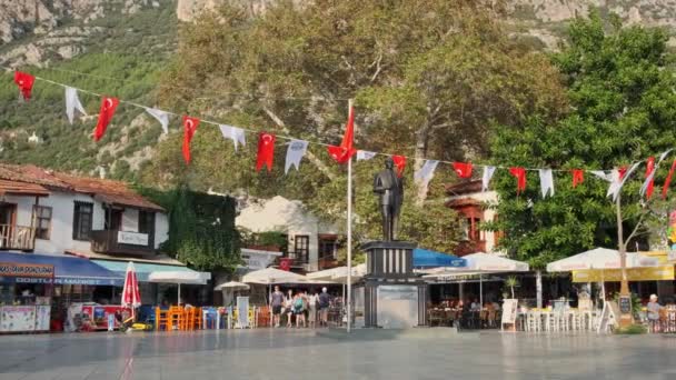 トルコの地中海の町カス共和国広場の遅いパンニング — ストック動画