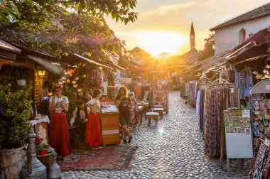 BH 'nin eski Mostar kentinde kafeler ve hediyelik eşya dükkanlarıyla döşenmiş cadde