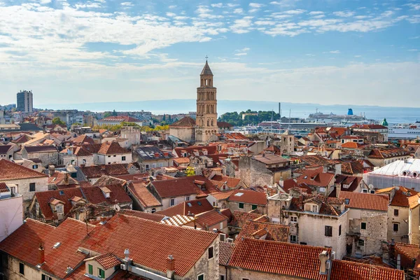 Eski Split kasabasında çan kulesi ve tarihi binalar