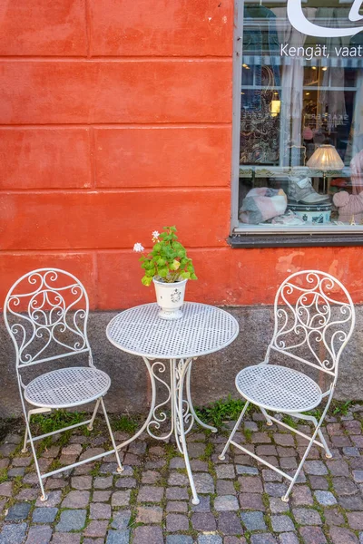 Stół i dwa krzesła w ulicznej kawiarni w Porvoo, Finlandia. — Zdjęcie stockowe
