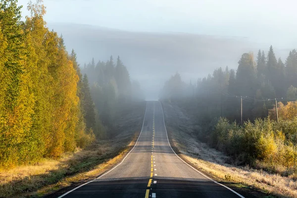 Estrada na bela floresta de outono na Finlândia rural — Fotografia de Stock