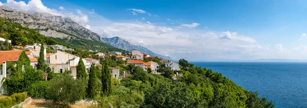 Gyönyörű kilátás az Adriai-tengerre és a tengerpartra Makarska riviérán, Dalmácia, Horvátország. — Stock Fotó