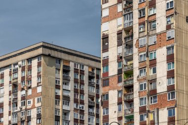 Saraybosna ve BH 'deki savaşın kurşun delikleri ve işaretleriyle dolu konut binaları