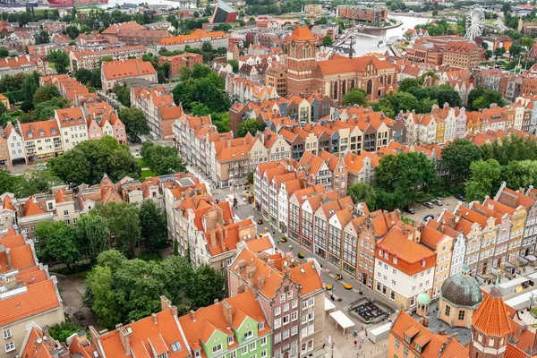 Top uitzicht op Gdansk oude stad met roodachtige betegelde daken van de oude stad in Gdansk — Stockfoto