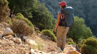 Sırt çantalı genç kadın Türkiye 'de Lycian yolunda yürüyüş yapıyor.