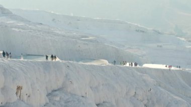 Pamukkale, Türkiye 'de gün batımında Travertines terasları