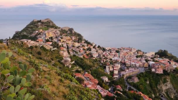 Schilderachtige stad Taormina in de schemering van Sicilië, Italië — Stockvideo