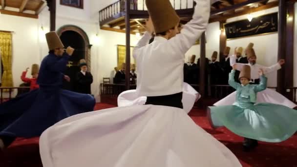 Ceremonia semazen. Los derviches sufíes girando bailan en Turquía. Movimiento lento — Vídeos de Stock