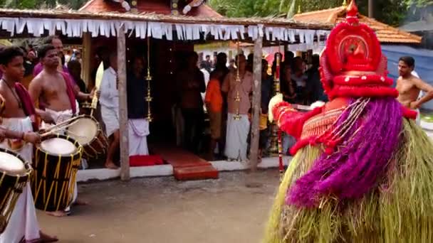 Theyyam cântă în timpul festivalului templului din Payyanur, Kerala, India — Videoclip de stoc