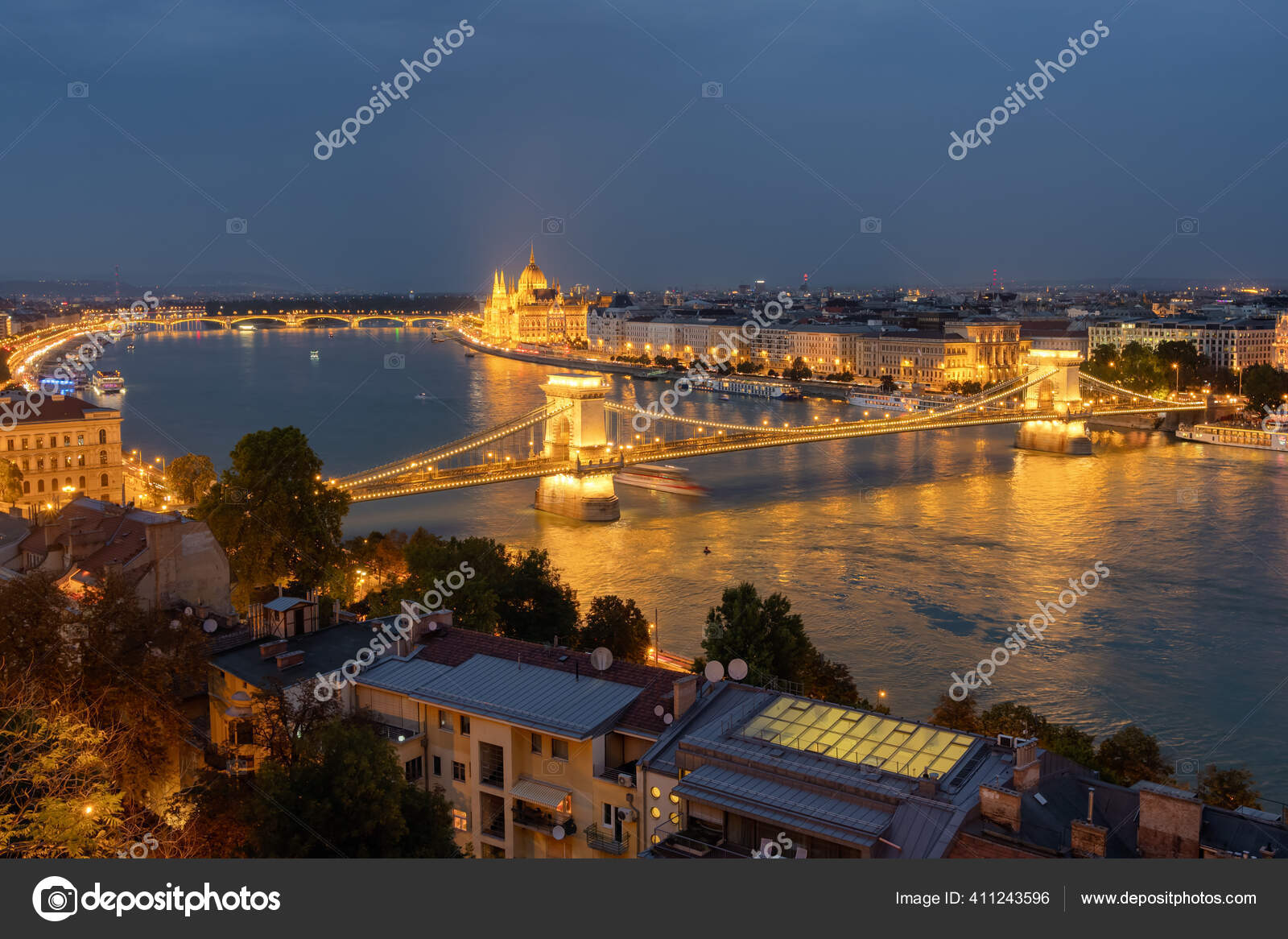 Budapeste De Gece Zincir Kopru Ve Parlamento Binasi Stok Foto C Mazzzur 411243596