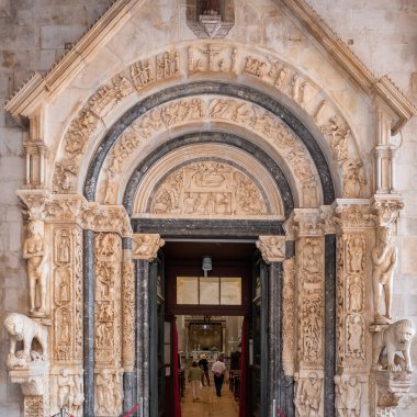 Hırvatistan 'ın Trogir kentindeki St. Lawrence katedralinin Radova portalı.