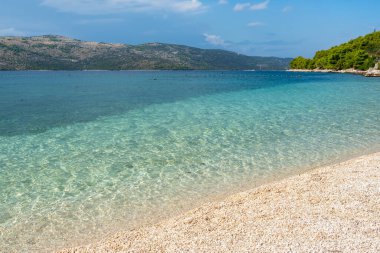 Hırvatistan 'ın Makarska Riviera kentindeki Adriyatik Denizi' ndeki güzel boş plaj