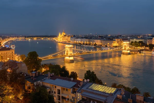 Pont à chaînes et bâtiment du Parlement la nuit à Budapest — Photo
