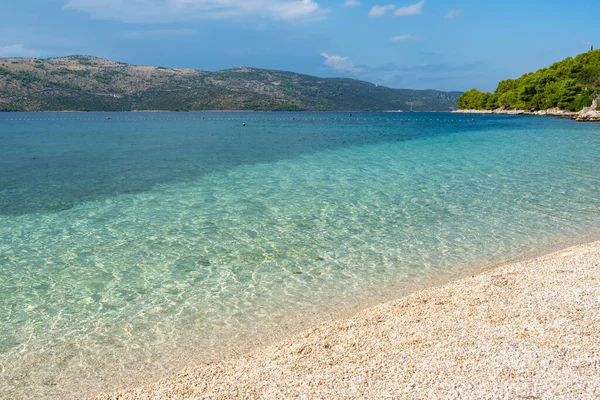 Vacker tom strand vid Adriatiska havet i Makarskas Riviera, Kroatien — Stockfoto