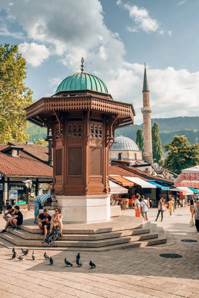 Bascarsija square with Sebilj wooden fountain in Old Town Sarajevo in Bosnia and Herzegovina — Stock Photo, Image