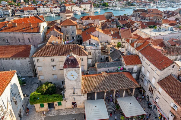 Paisaje urbano del casco antiguo de Trogir. con edificios históricos, Croacia — Foto de Stock