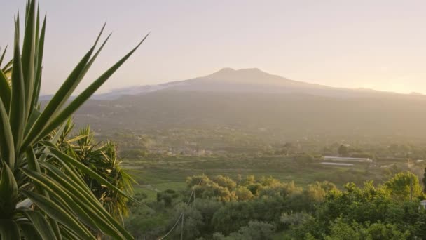 Utbrott vulkan Etna i gryningen på Sicilien, Italien. — Stockvideo