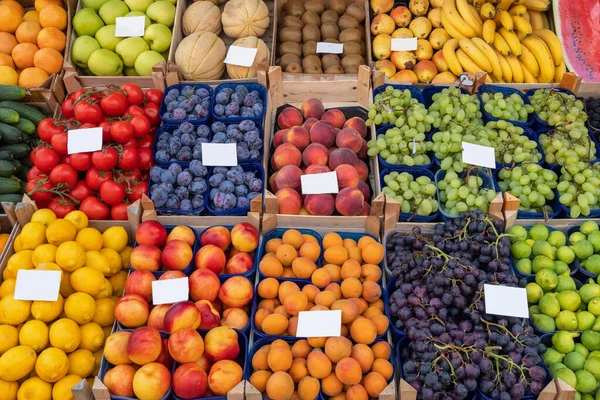 Piac stand friss gyümölcsökkel és zöldségekkel Horvátországban — Stock Fotó