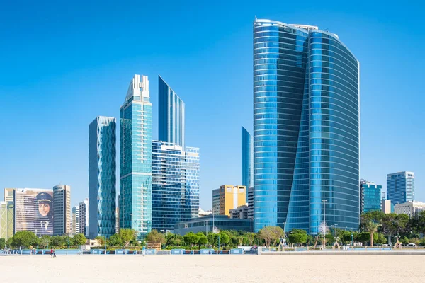 Praia de areia branca e arranha-céus modernos em Abu Dhabi, Emirados Árabes Unidos — Fotografia de Stock