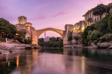 Stari çoğu köprü şafak vakti eski Mostar kasabasında, BIH