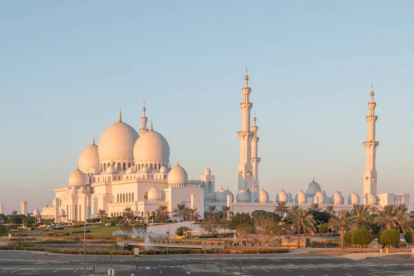 Sheikh Zayed Grande Mesquita ao pôr do sol em Abu Dhabi, Emirados Árabes Unidos — Fotografia de Stock