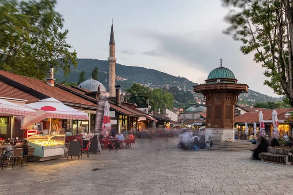 Площадь Баскарсии с деревянным фонтаном Себиля в Старом городе Сараево в БиГ — стоковое фото