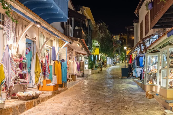 Vista sulla strada nel centro storico di Kas con negozi boutique la sera, Turchia — Foto Stock