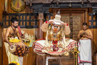 Geleneksel Kathakali oyunu Kochi, Kerala, Hindistan 'da oynuyor.