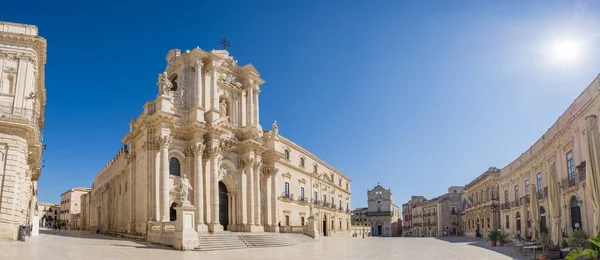 Panorama of an empty Piazza Duomo and of the Cathedral of Syracuse in Sicily — Stock Photo, Image