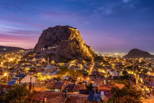 Stadtbild von Afyonkarahisar mit der Burg Afyon auf einem Felsen, Türkei — Stockfoto