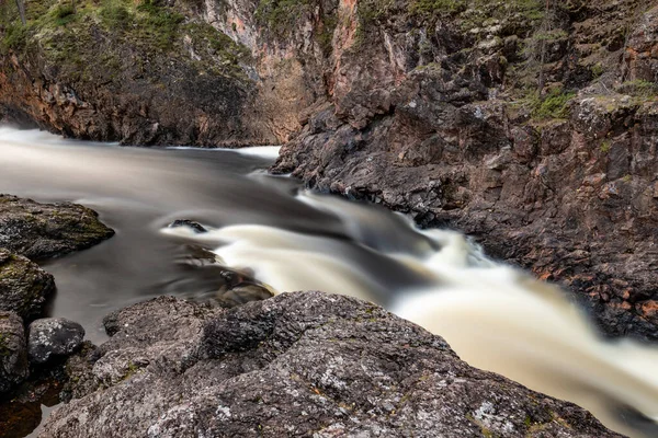 Vista de los rápidos de Kiutakongas en otoño, Parque Nacional de Oulanka, Kuusamo, Finlandia. — Foto de Stock